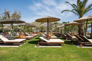 Strandliegen im Corissia Beach Hotel auf der Insel Chalkidiki.