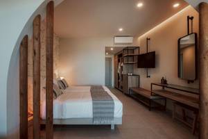 Doppelbettzimmer im Eliros Mare Hotel mit Holzelementen und modernem Interieur.