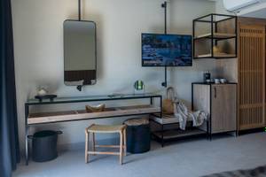 Hotelzimmer im Eliros Mare mit Fernseher, Spiegel und Schrank