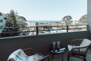 Ein Balkon des Eliros Mare Hotels mit Blick auf das Meer und die Umgebung.