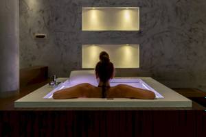 Frau genießt entspannende Zeit in Badewanne im Cretan Dream Resort & Spa