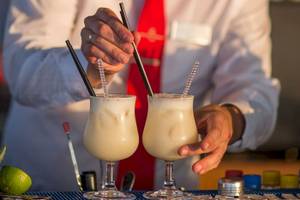 Ein Barkeeper bereitet zwei Cocktails im Cretan Dream Resort & Spa zu.