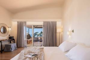 Innenansicht eines Zimmers im Cretan Dream Resort & Spa mit Blick auf das Meer.