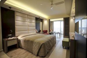 Schlafzimmer im Cretan Dream Resort & Spa Hotel mit großem Bett und moderner Einrichtung.