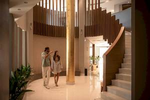 Mann und Frau im Hotel-Innenbereich gehen