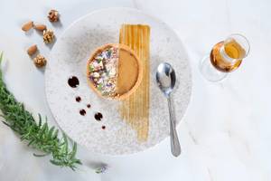 Nachtisch mit Glas, Nuss- und Kräutergarnitur auf dem Cretan Dream Resort & Spa