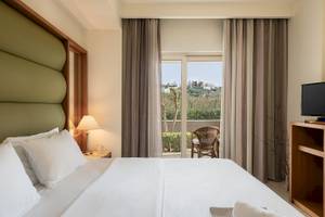 Ein Bett mit Aussicht auf die Landschaft im Cretan Dream Resort & Spa