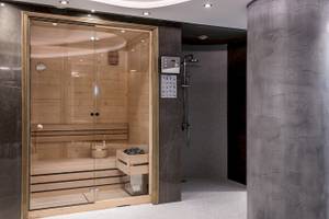 Sauna im Cretan Dream Resort & Spa mit Holzwänden und Schiebetüren.