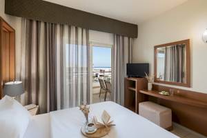 Innenansicht eines Hotelzimmers im Cretan Dream Resort & Spa mit Blick auf das Meer.