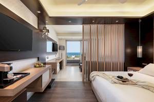 Innenansicht eines Zimmers im Cretan Dream Resort & Spa mit Blick auf das Meer.