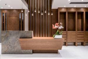 Empfangsbereich des Cretan Dream Resort & Spa mit Blumen, Holzelementen und Leuchten