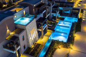 Cretan Dream Resort & Spa von oben bei Nacht mit beleuchtetem Schwimmbad