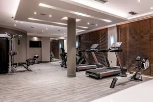 Fitness-Center im Cretan Dream Resort & Spa mit Laufbändern und Trainingsgeräten.