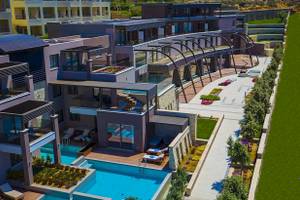 Luftaufnahme des Cretan Dream Resort & Spa mit Swimmingpool und Terrassen.