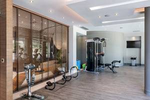 Innenansicht des Fitnesscenters im Cretan Dream Resort & Spa mit verschiedenen Trainingsgeräten.