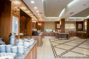 Frühstücksraum im Cretan Dream Resort & Spa mit Holzmöbeln und Fliesenboden.