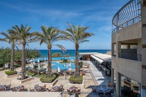 Außenansicht des Cretan Dream Resort & Spa mit Swimmingpool und Meer im Hintergrund.