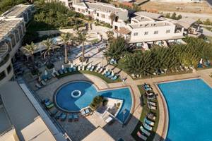 Luftaufnahme des Cretan Dream Resorts und Spa mit Swimmingpools und Liegestühlen