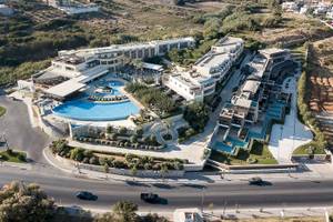 Luftaufnahme des Cretan Dream Resort & Spa mit Swimmingpools und Gebäuden