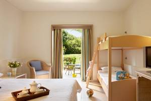 Familienzimmer im Grecotel Meli Palace mit Doppelschlafcouch und Stockbett.