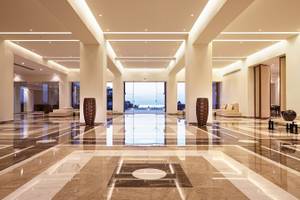 Empfangshalle des Grecotel Meli Palace mit Marmorboden und hohen Decken