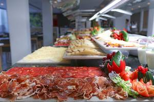 Buffettisch im LABRANDA Bronze Playa Hotel mit verschiedenen Fleisch- und Käseplatten.