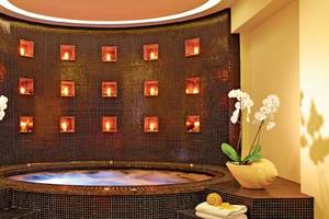 Wellnessbereich im Grecotel Meli Palace mit Jacuzzi und Kerzen