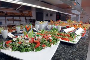 Buffettisch im LABRANDA Bronze Playa Hotel mit verschiedenen Salaten und Vorspeisen.