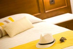 Hotelzimmer im Chrissi Amoudia mit Blick auf das Meer vom Balkon.