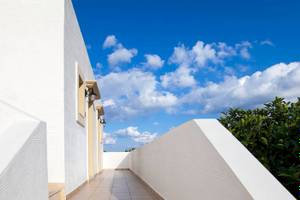 Balkon des Chrissi Amoudia Hotels mit Blick auf einen blauen Himmel mit Wolken