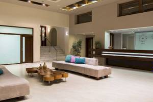 Empfangsbereich des Chrissi Amoudia Hotels mit Couchgarnitur und Treppen.