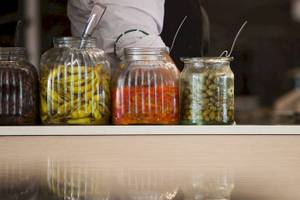 Gläser mit Gewürzen im Hotel Chrissi Amoudia