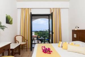 Hotelzimmer im Chrissi Amoudia mit Blick auf das Meer vom Balkon.