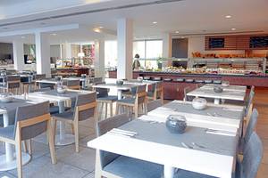 Innenansicht des Restaurants im LABRANDA Bronze Playa Hotel mit gedeckten Tischen und Buffet.