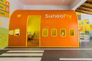 Spielbereich im Chrissi Amoudia Hotel mit einem orangefarbenen Flugzeug namens SuneoFly.