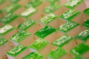 Nahaufnahme von grünen quadratischen Desserts im Chrissi Amoudia Hotel