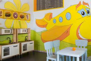 Kinderzimmer im Chrissi Amoudia Hotel mit Spieluhr und Tafel.