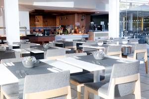 Innenansicht des Restaurants im LABRANDA Bronze Playa Hotel mit leeren Tischen und Stühlen.