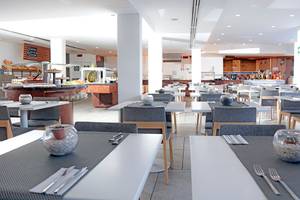 Restaurant des LABRANDA Bronze Playa Hotels mit eingerichteten Tischen und Stühlen.