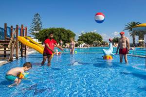 Kinderpool im Chrissi Amoudia Hotel mit Animationsteam und Gästen, die Spaß haben.