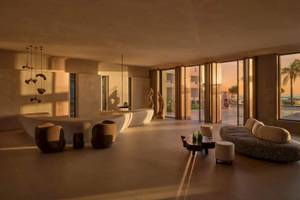 Minos Palast Hotel & Suites Innenbereich mit Möbeln, großem Fenster und Meerblick