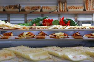 Buffet mit verschiedenen Käsesorten und Gewürzen im LABRANDA Bronze Playa Hotel.