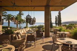 Minos Palace Hotel & Suites Terrasse mit Blick auf das Meer