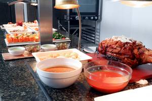 Buffettisch im LABRANDA Bronze Playa Hotel mit verschiedenen Gerichten und einem gebratenen Schwein.