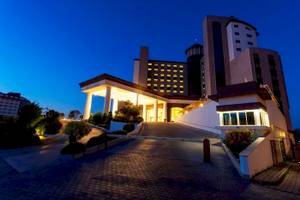 Melas Lara Hotel Eingang in der Nacht beleuchtet