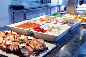 Buffet-Tisch im LABRANDA Bronze Playa Hotel mit verschiedenen Gerichten und Speisen.
