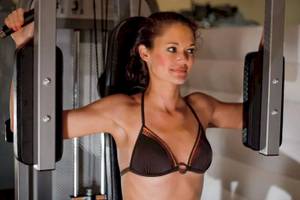 Frau im Melas Lara Hotel im Fitnessstudio während des Trainings