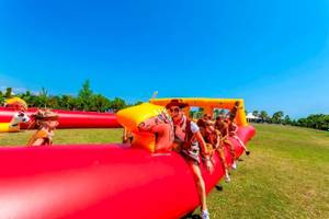 Gäste des Melas Lara Hotels genießen eine Fahrt auf einer aufblasbaren Bobbahn.