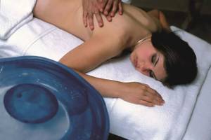 Eine Frau liegt im Melas Lara Hotel auf einem Massagetisch und erhält eine Massage.