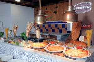 Buffet mit verschiedenen Pizzen und Beilagen im LABRANDA Bronze Playa Hotel.